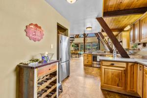 Rustic Mountain Chalet with Private Studio Minutes from Snowbowl的厨房或小厨房