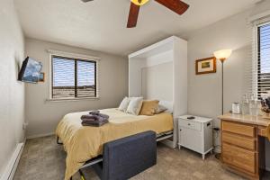 Rustic Mountain Chalet with Private Studio Minutes from Snowbowl客房内的一张或多张床位