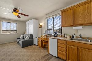 Rustic Mountain Chalet with Private Studio Minutes from Snowbowl的厨房或小厨房