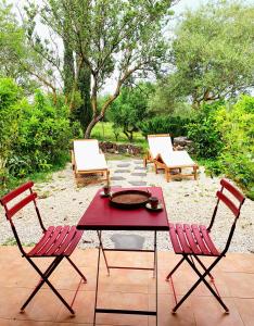 Green Hotel "I Mandorli di Dommos"外面的花园