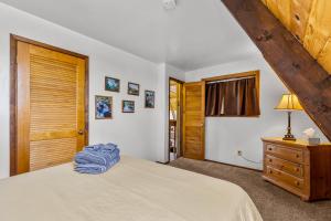 Rustic Mountain Chalet with Private Studio Minutes from Snowbowl客房内的一张或多张床位
