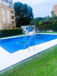 - une piscine à côté d'un bâtiment dans l'établissement Corinto, à Benalmádena