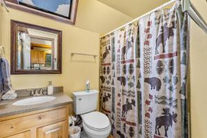 Rustic Mountain Chalet with Private Studio Minutes from Snowbowl的一间浴室