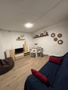 a living room with a couch and a table at Apartamento El 2 in Quesada