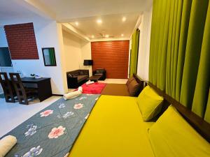 Uma cama ou camas num quarto em Unic Residence And Transit Hotel