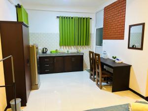 A cozinha ou kitchenette de Unic Residence And Transit Hotel