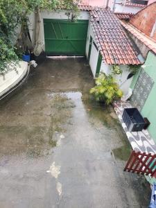 an empty parking lot with a green garage at Casa da Dona Dita in Paraty
