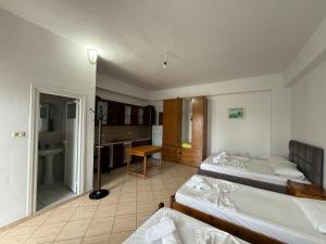 a large room with two beds and a kitchen at Villa AlMar in Sarandë