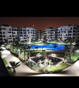 ein großer Pool vor einem großen Gebäude in der Unterkunft Modern 2-room with pool, close to beach, private parking in Martil