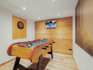 Un televizor și/sau centru de divertisment la Chalet Authentique Près du Village, 5 Chambres, Balnéo - FR-1-808-2