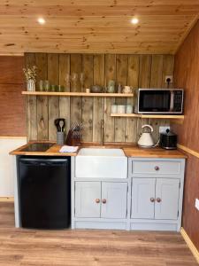 Η κουζίνα ή μικρή κουζίνα στο Mountain View Shepherds Hut