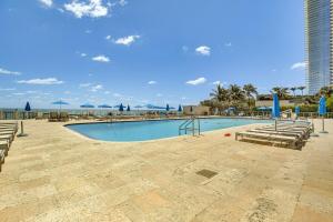 Πισίνα στο ή κοντά στο Sunny Isles Beach Ocean View Studio with Balcony