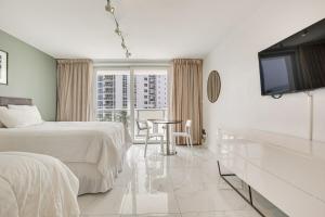 Ένα ή περισσότερα κρεβάτια σε δωμάτιο στο Sunny Isles Beach Ocean View Studio with Balcony +24 φωτογραφίες
