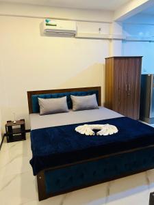 Uma cama ou camas num quarto em Unic Residence And Transit Hotel