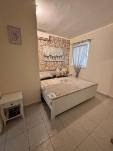 a bedroom with a large bed with a window at Ferienhaus in Kroatien für 9 Personen in Maslenica