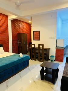 a bedroom with a bed and a desk in a room at Unic Residence And Transit Hotel in Katunayaka