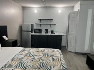 Kuchyň nebo kuchyňský kout v ubytování Studio 6 Phoenix, AZ Midtown