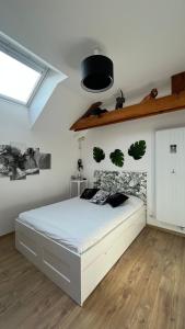 En eller flere senge i et værelse på L'Oasis de Coulaines - Élégance & piscine + 55 billeder