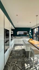 Køkken eller tekøkken på L'Oasis de Coulaines - Élégance & piscine