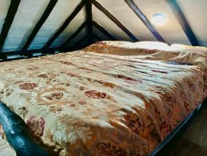 a bed with a brown and white blanket on it at Hermoso y único chalet Duplex en Guarame, full equipo, con piscina privada y vistas a tan solo 2 minutos de playa Guacuco in Guarame