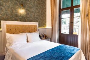 a bedroom with a bed and a window at voco Royalty Puebla Downtown by IHG in Puebla