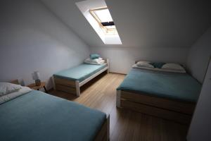 Ένα ή περισσότερα κρεβάτια σε δωμάτιο στο Apartamenty Stronie Grill i Gwiazdy w cenie