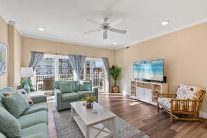 een woonkamer met een bank en een tv bij New Construction with Beautiful Canal Views in Ocean City