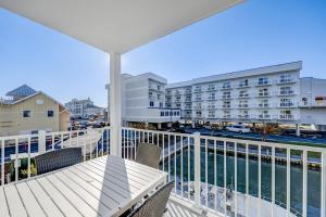 een balkon met stoelen en uitzicht op een gebouw bij New Construction with Beautiful Canal Views in Ocean City