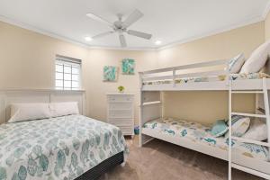 een slaapkamer met 2 stapelbedden en een plafondventilator bij New Construction with Beautiful Canal Views in Ocean City