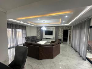 Una sala de estar con un sofá y un televisor. en 955 Highlands Gate Golf Estate, en Dullstroom
