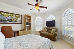 ein Schlafzimmer mit einem Bett und einem Deckenventilator in der Unterkunft Tiffany Treasure in Cape Coral