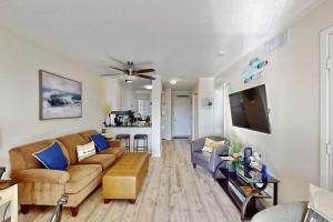 un salon avec un canapé et une télévision dans l'établissement Hilton Head Resort 2103, à Île de Hilton-Head