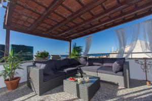 een patio met een bank en een tafel bij Apartments Vinko in Split