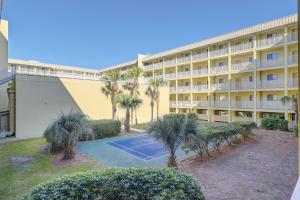 un immeuble d'appartements avec un court de tennis devant dans l'établissement Hilton Head Resort 2103, à Île de Hilton-Head