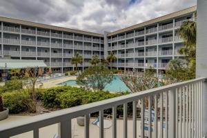 - une vue depuis le balcon d'un hôtel avec piscine dans l'établissement Hilton Head Resort 2103, à Île de Hilton-Head