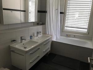 Uma casa de banho em Modern and stylish Home in Muttenz