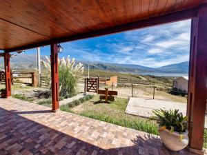 - une vue sur le désert depuis la terrasse couverte d'une maison dans l'établissement Cabaña Pacha Munaskka con vista al lago, à El Mollar