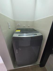a water tank in a corner of a room at Mini Aptoestudio para 2 personas in Cúcuta