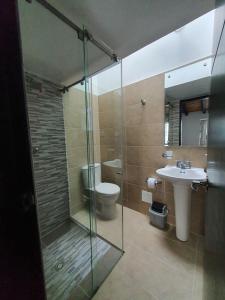 a bathroom with a toilet and a sink and a shower at Mini Aptoestudio para 2 personas in Cúcuta
