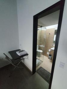 a bathroom with a mirror and a table and a sink at Mini Aptoestudio para 2 personas in Cúcuta
