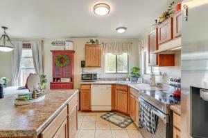 土桑Family Home with Fenced Yard in Tucson!的厨房配有木制橱柜和花岗岩台面