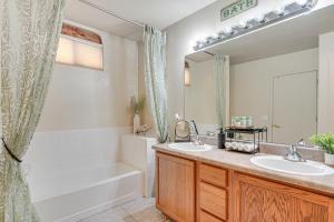 土桑Family Home with Fenced Yard in Tucson!的配有两个水槽、一个浴缸和一个淋浴的浴室 更多23张照片
