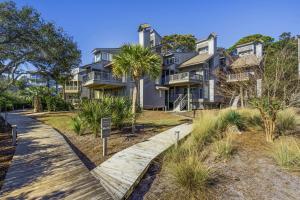 una casa con una pasarela delante de ella en 1107 Duneside Villa by Akers Ellis Rentals, en Kiawah Island