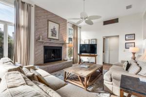 Una sala de estar con un sofá y una chimenea. en 1107 Duneside Villa by Akers Ellis Rentals, en Kiawah Island