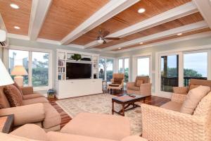 Una sala de estar con un sofá y un televisor. en 1114 Duneside Villa by Akers Ellis Rentals, en Kiawah Island