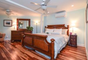 Un dormitorio con una cama y un ventilador de techo. en 1114 Duneside Villa by Akers Ellis Rentals, en Kiawah Island 30 fotos más