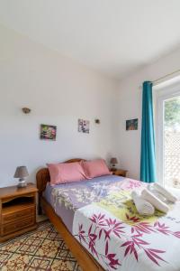 Postel nebo postele na pokoji v ubytování Pépin le bref Cour Privée Wifi proche Arènes