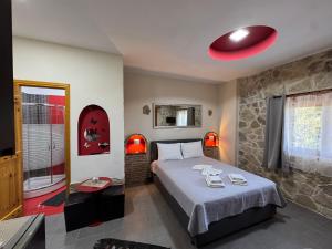 Postel nebo postele na pokoji v ubytování Aristos Apartments & Suites