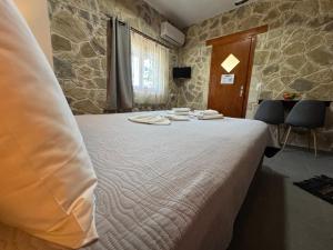 Postel nebo postele na pokoji v ubytování Aristos Apartments & Suites
