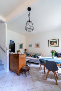 TV a/nebo společenská místnost v ubytování Pépin le bref Cour Privée Wifi proche Arènes